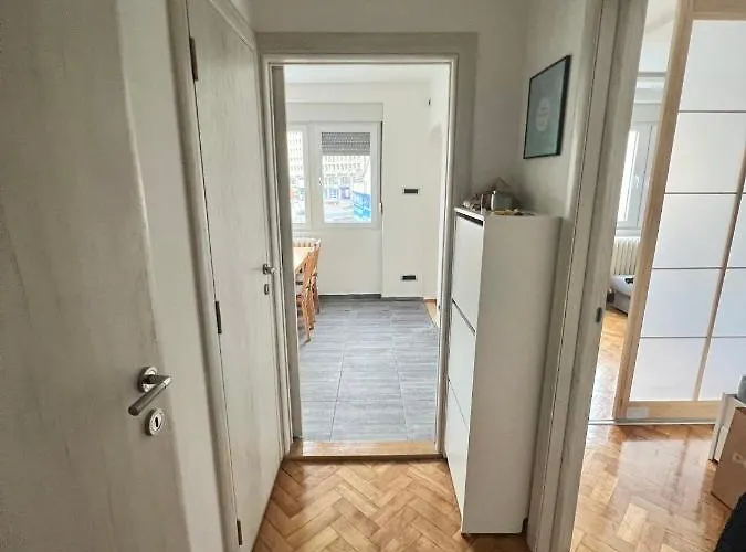 Comfortable In Hub Lägenhet Belgrad